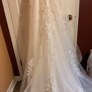 Purchased at Fabulous Frocks paid $2300. Size 4/6. Absolutely stunning!